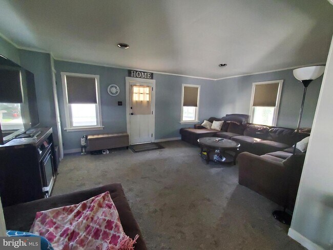 Building Photo - 204 W Evergreen Ave
