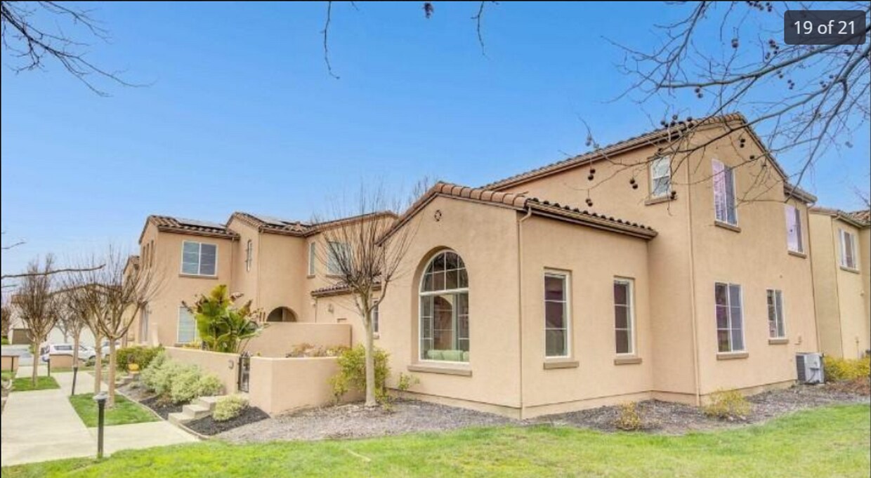 Foto principal - End Unit Townhome with Privacy and Lots of...