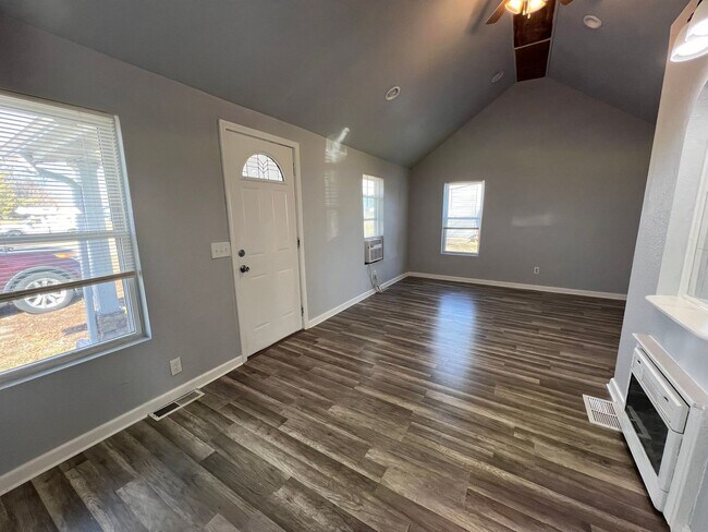Building Photo - 1 Bedroom/1 Bathroom Washington Home For L...