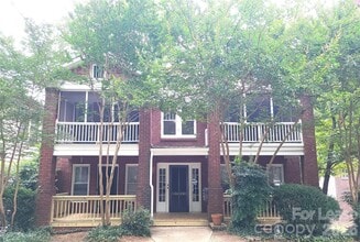Building Photo - 1623 Fountain View St