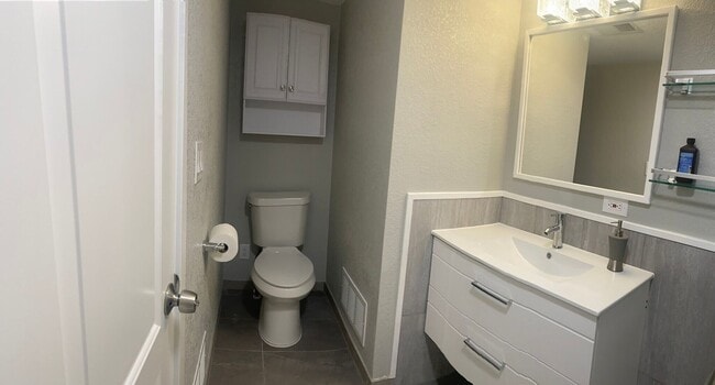 Building Photo - Charming 3BR Condo in Denver