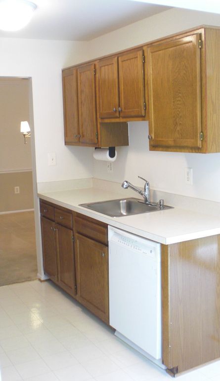 Foto del edificio - 8121 Needwood Rd