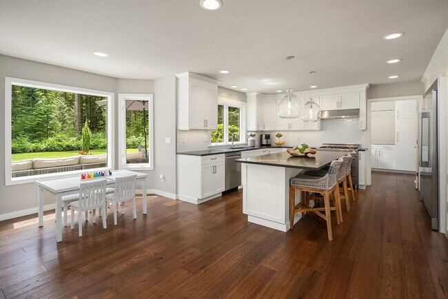 Foto del edificio - Remodeled 5 Bed Home w/ 3 Full & 2 Half Baths on 2.22 Private Acres