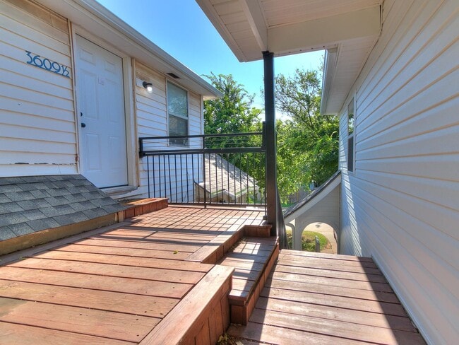 Photo - Newly Remodeled 2 Bed, 1 Bath Apt in Near The Paseo *MOVE IN SPECIAL!!