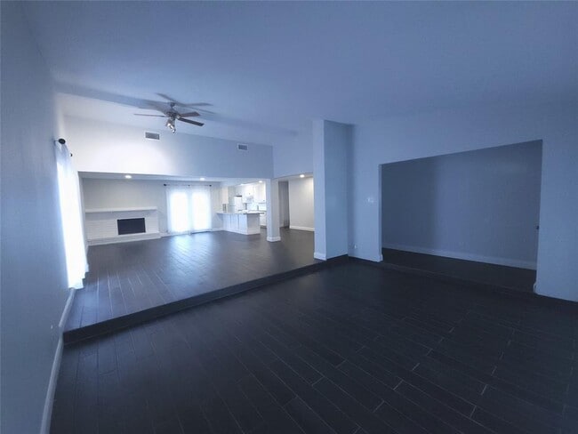 Building Photo - 2123 Quail Valley E Dr