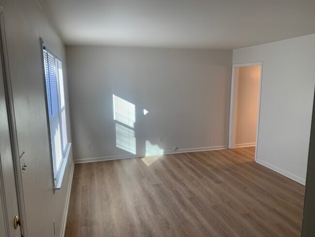 Sala de estar con piso LVP - 4569 Ayers Rd