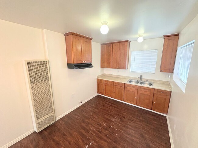 Foto del edificio - 2-Story Townhome with parking, in unit laundry hookups, 2bd/1.5ba!