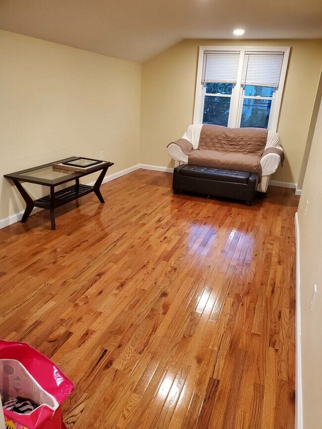 Building Photo - 37 Van Pelt Pl