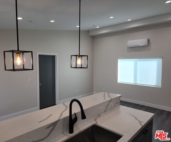 Foto del edificio - 422-422-1 Almond Ave