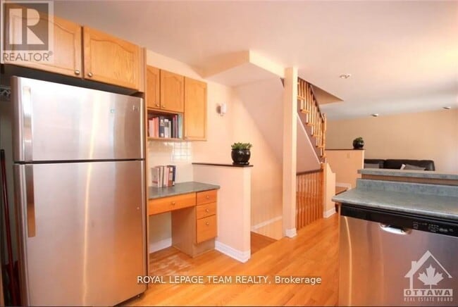 Building Photo - 376 Lisgar St