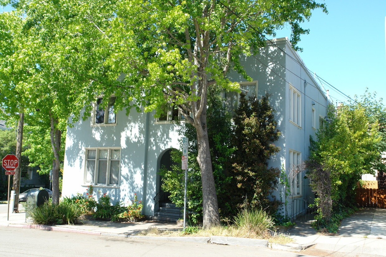 Primary Photo - 2546 Etna St
