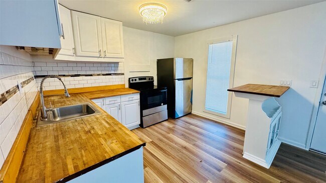 Foto del edificio - 105 Clear Lake Rd