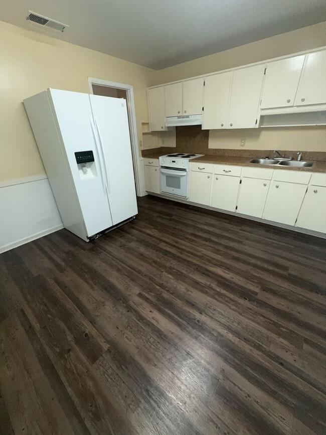 Foto del edificio - 2216 Welch Dr