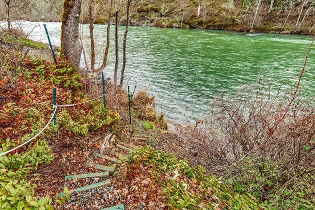 Building Photo - Home right on the Rogue River for Lease!