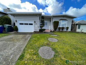 Building Photo - 1004 Crestwood Dr