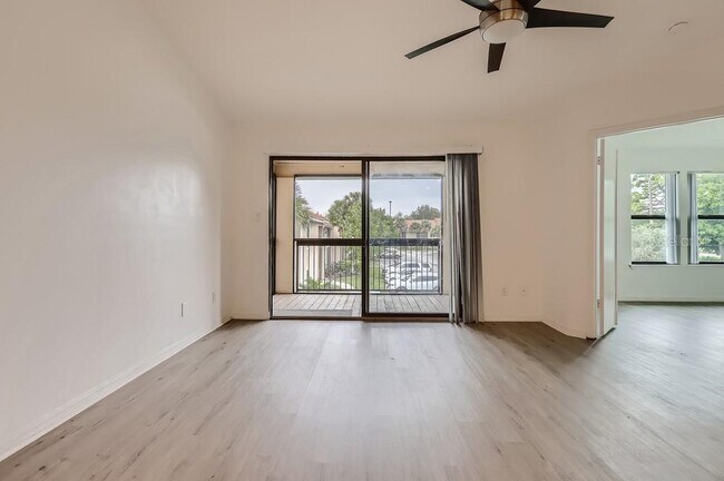 Foto del edificio - 4002 Crockers Lake Blvd