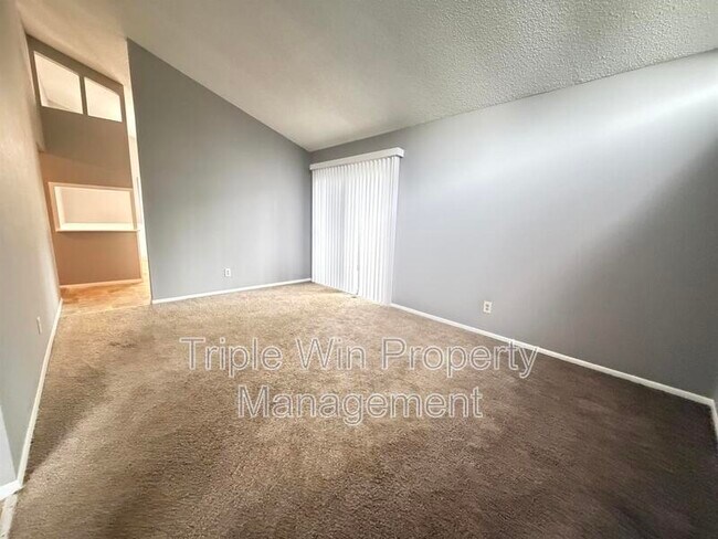 Foto del edificio - 2450 Jenkee Dr