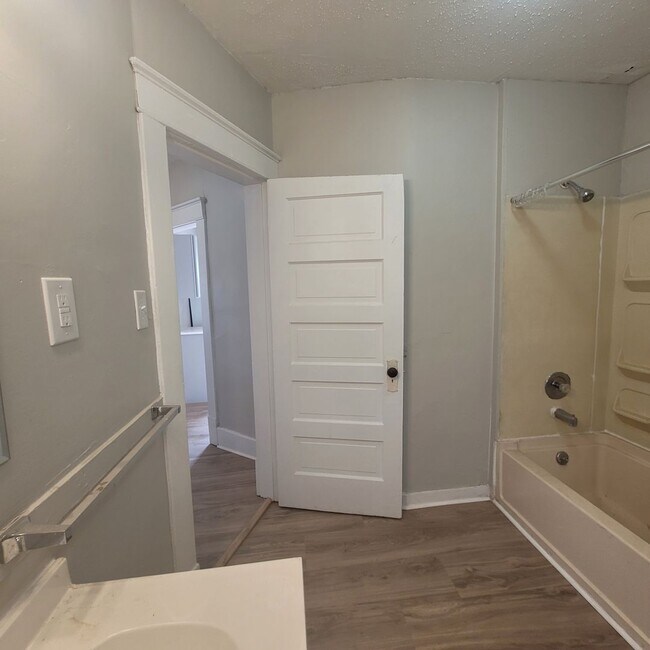 Foto del edificio - 1527 SW Mulvane St