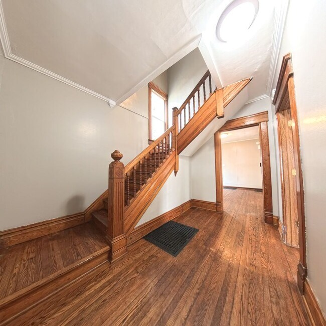 Foto del edificio - Spacious 5 bedroom 2 Bath Home