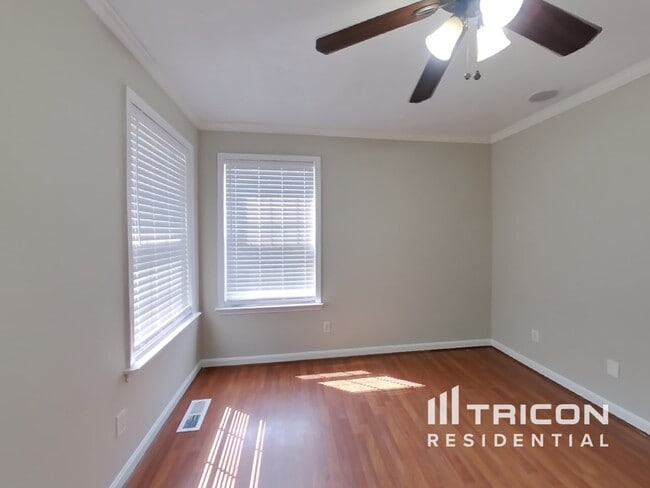 Building Photo - 8807 Dundee Dr