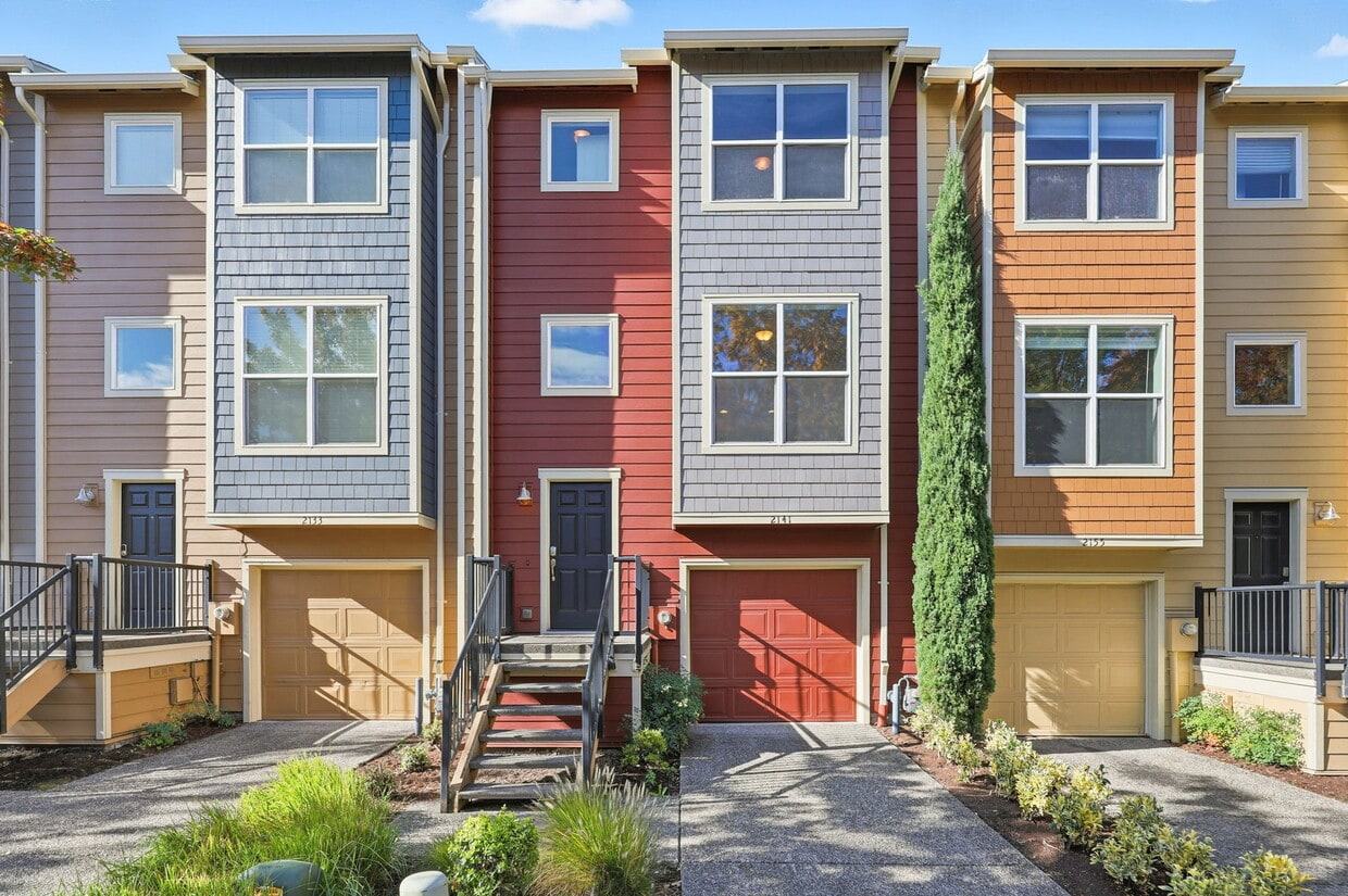 Foto principal - 2141 NE Cadbury Ave