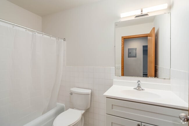 1BR,1BA - 650SF - Bathroom - 5544/5301 Chicago Ave S
