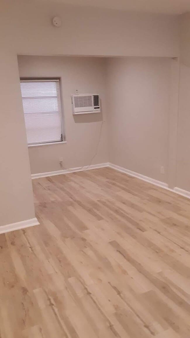 Building Photo - 1943 Madison St