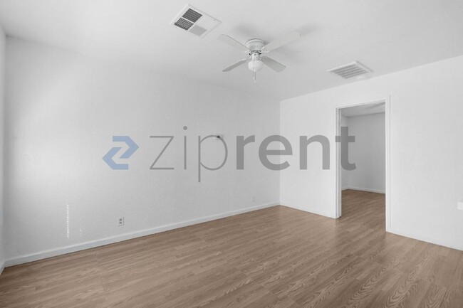 Building Photo - 2749 Fairfield St