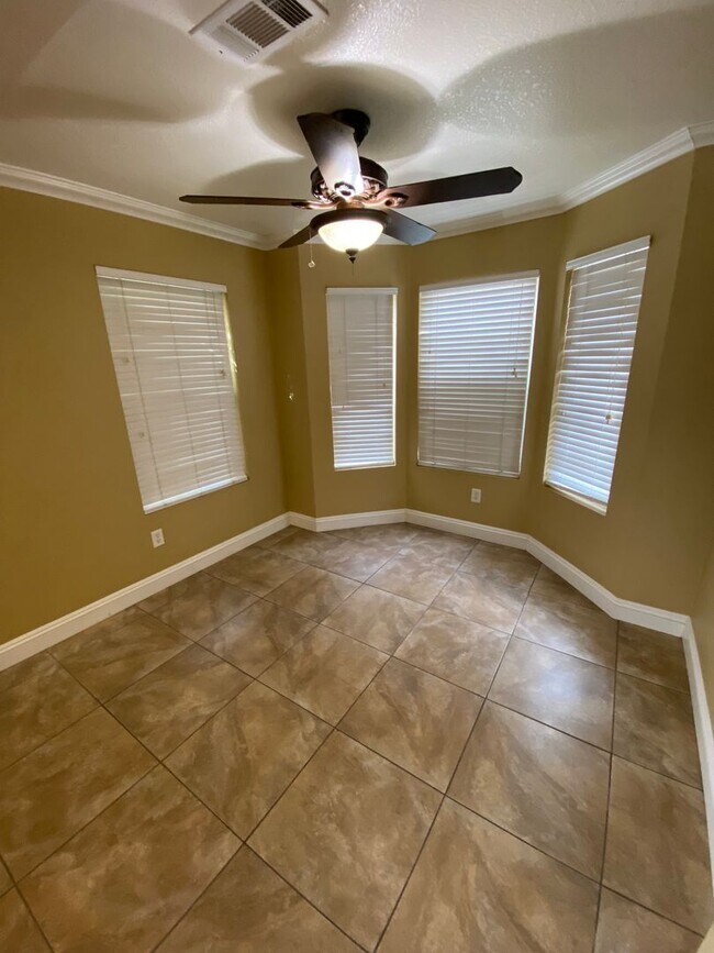 Building Photo - 4 Bed/2 Bath Home in Southeast Bakersfield