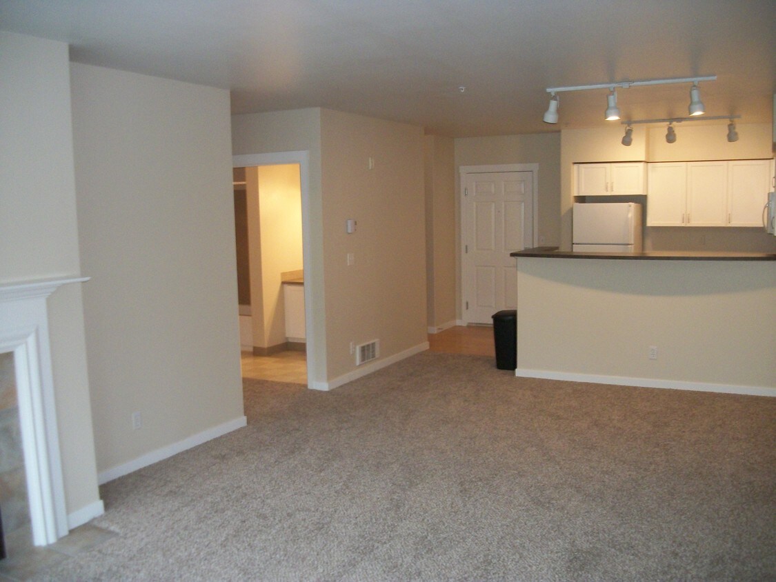 9057 E Shorewood Dr, Mercer Island, WA 98040 Apartments in Mercer