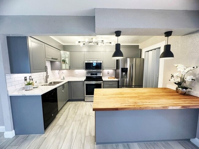 Photo - 321 Sandtree Dr Townhome