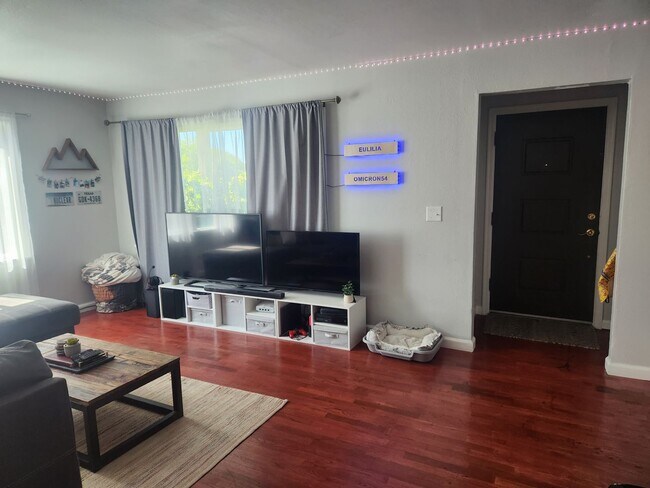 Foto del edificio - Spacious Lower Level Unit In Beautiful Manette