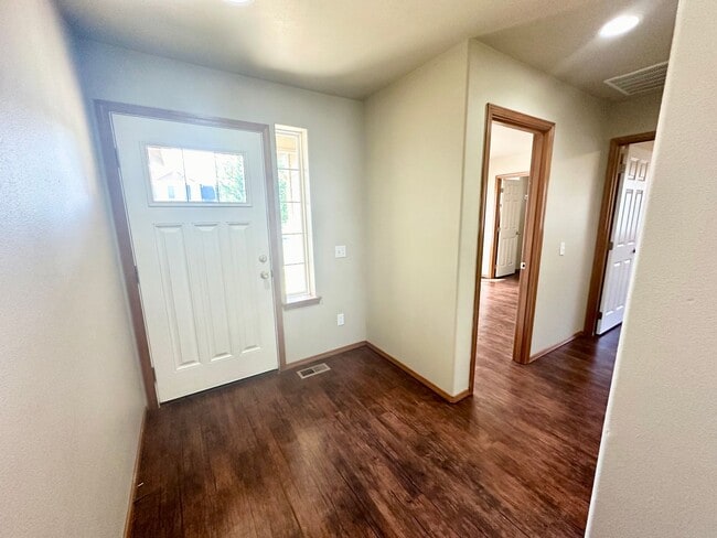 Foto del edificio - Spacious 3 Bedroom 2 Bathroom Home Now Available