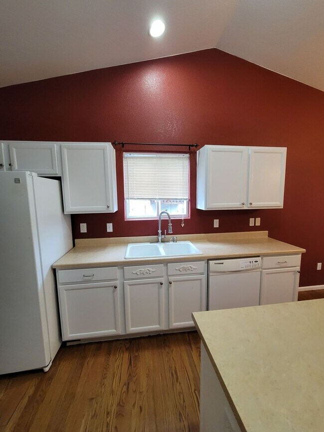 Building Photo - Stunning Home on Bentwater Drive