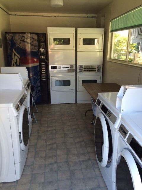 Building Photo - 1335 Montecito Ave