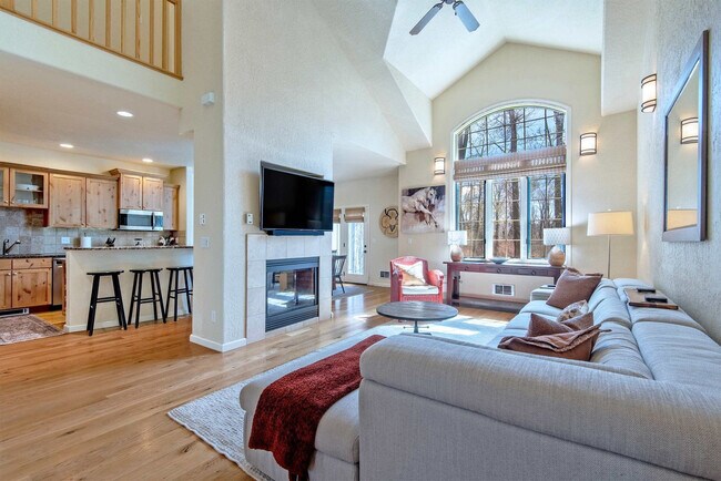 Foto del edificio - 129 Cobble Creek Ln