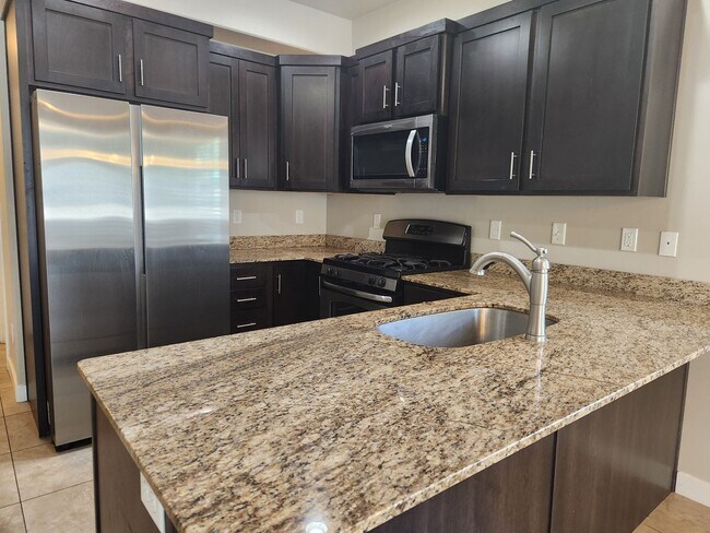 Foto del edificio - End Unit Townhome Available for Rent July 1st