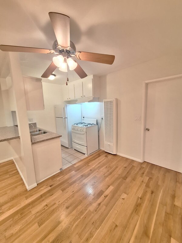 Foto del edificio - 4660 Kester Ave