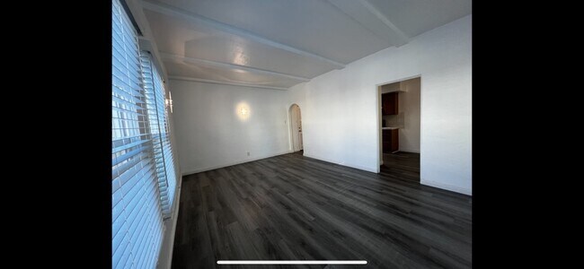 Building Photo - 132 S Reeves Dr