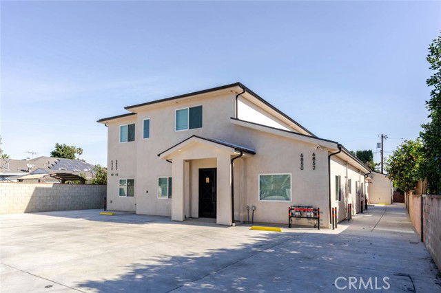 Foto del edificio - 6850 1/2 Ranchito Avenue, Los Angeles, CA 91405 - 3 BR 3 BA house
