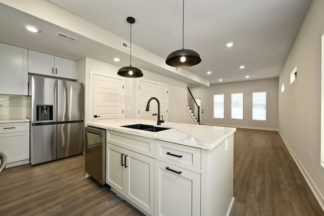Building Photo - Three Bedroom Townhome Attached Garage