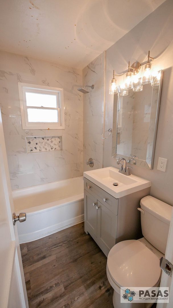 Building Photo - Beachside Living – Stylish 1BR with Washer...