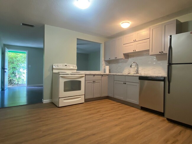 Building Photo - Updated 2 bedroom in South Daytona