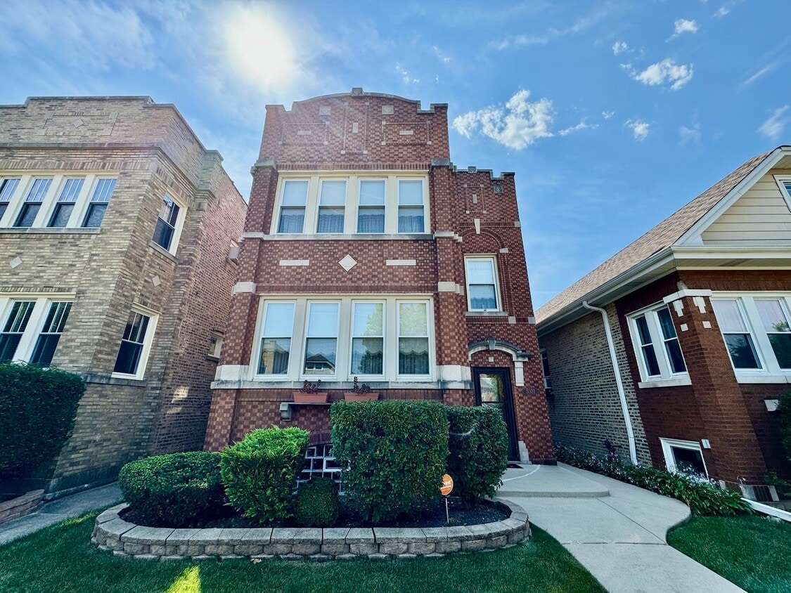 Primary Photo - 5311 W Byron St