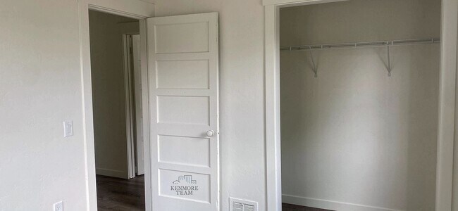 Building Photo - 2 Bed/1 Bath Updated Duplex in Central Richland