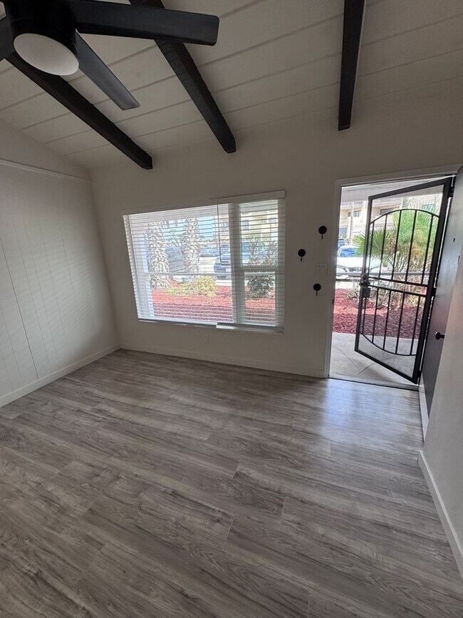 Foto del edificio - Nostalgic Studio steps away from the boardwalk and beach.
