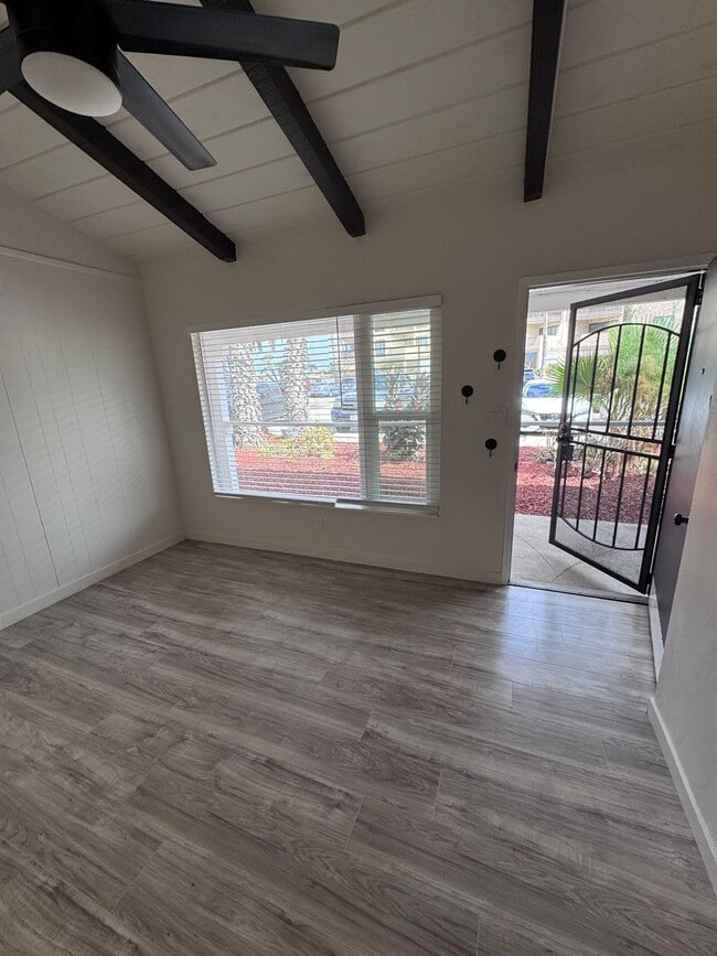 Building Photo - Nostalgic Studio steps away from the boardwalk and beach.