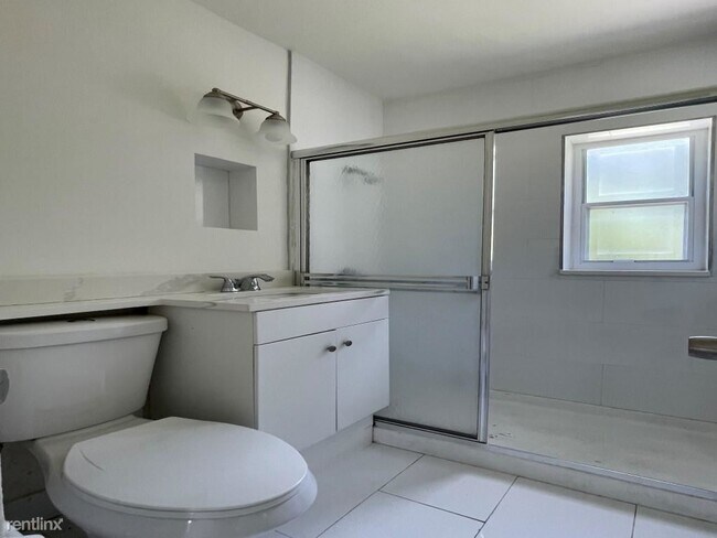 Foto del edificio - 2 br, 1.5 bath House - 816 NW 16th Ter