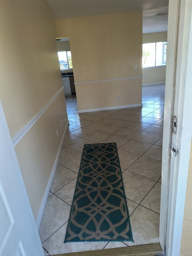 ENTRADA - 399 SE Oakridge Dr