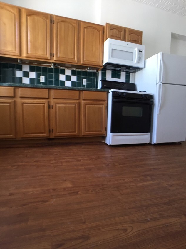Primary Photo - 585 Meeker Ave